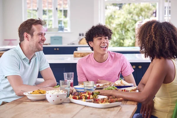 Famiglia Con Figlio Adolescente Seduto Intorno Tavolo Casa Mangiare Pasto — Foto Stock