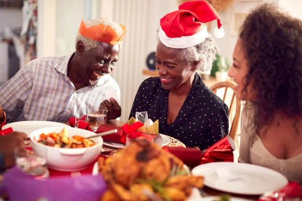 Birlikte Yemek Yemeden Önce Kağıt Şapkalı Noel Krakeri Okuyan Çok — Stok fotoğraf