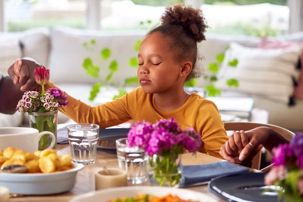 一緒に食事をする前に挨拶をする家庭のテーブルの周りに複数世代の家族の保持手 — ストック写真