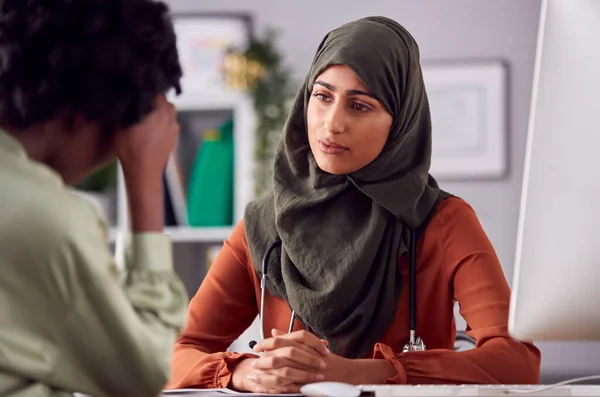 Female Doctor Consultant Wearing Headscarf Having Meeting Unhappy Female Patient — Stock Photo, Image