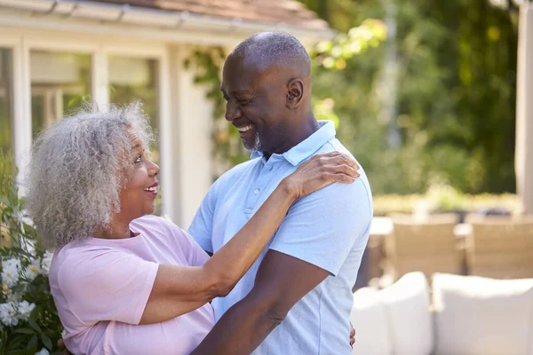Amare Anziani Pensionati Coppia Abbracciare All Aperto Giardino Casa — Foto Stock