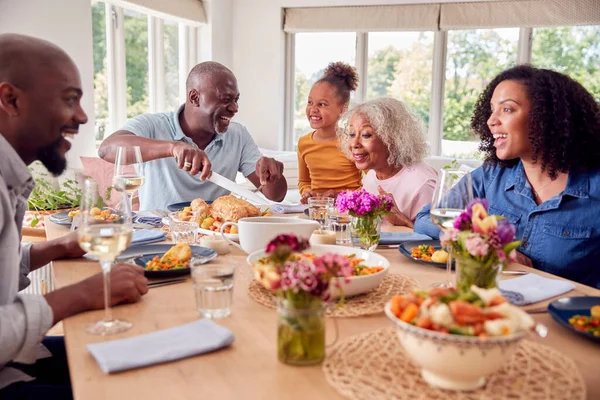 Büyükbaba Çok Nesildir Aile Olarak Oyma Yapıyor Masada Oturup Yemeğin — Stok fotoğraf