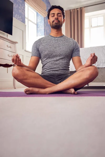 Evde Yatak Odasında Yoga Minderi Üzerinde Oturan Meditasyon Yapan Bir — Stok fotoğraf