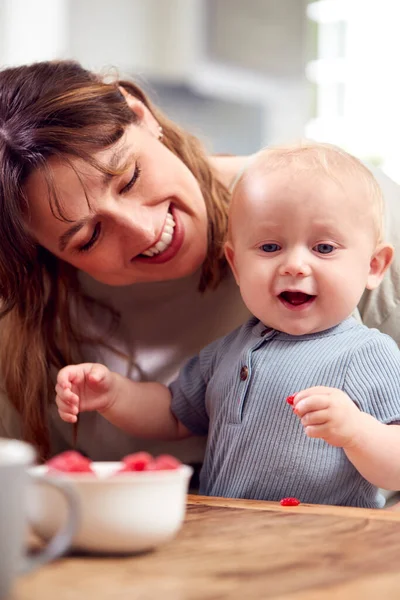 Mère Aimante Avec Bébé Fils Assis Autour Table Dans Cuisine — Photo