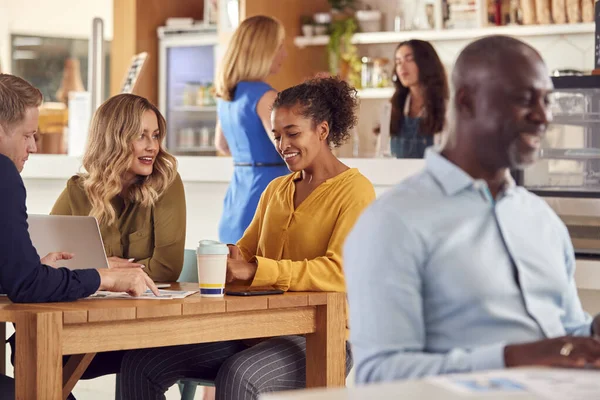 Groep Van Collega Uit Het Bedrijfsleven Hebben Informele Vergadering Rond — Stockfoto