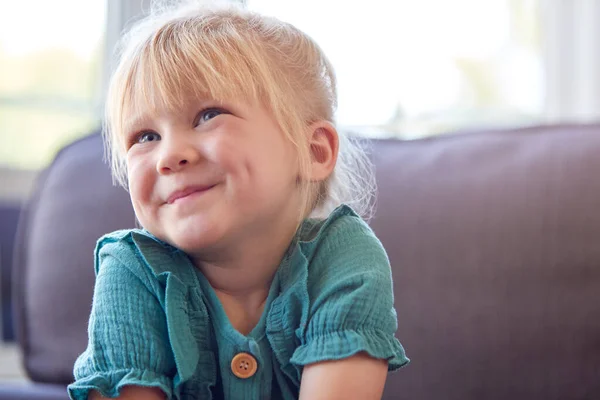 Sorrindo Menina Sentada Sofá Salão Casa Assistindo — Fotografia de Stock