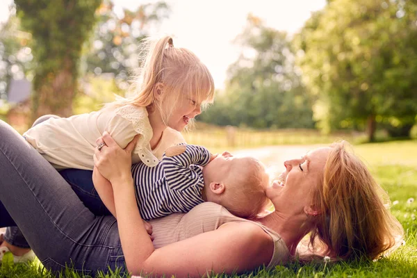 Moeder Kinderen Hebben Plezier Buiten Met Kinderen Liggend Top Van — Stockfoto