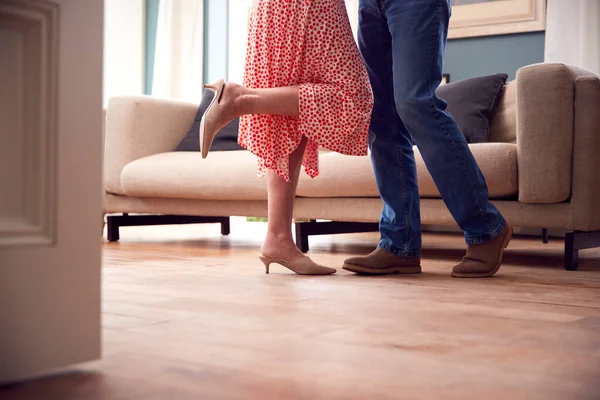 作为浪漫的老年离退休夫妇在家中的客厅里跳舞时的小腿特写 — 图库照片