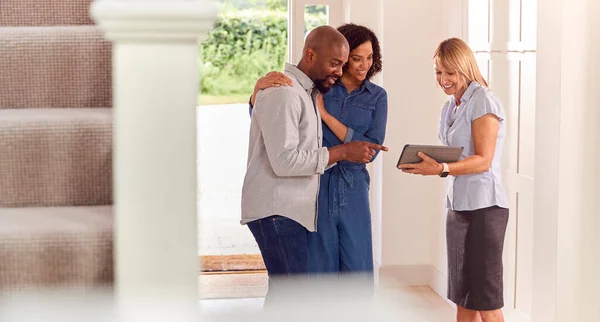 Paar Besichtigt Mögliches Neues Zuhause Mit Weiblicher Maklerin — Stockfoto