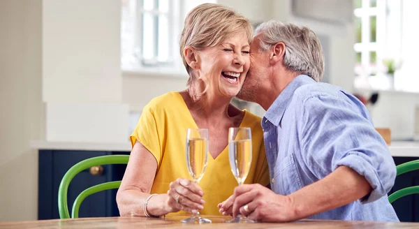 Rentnerpaar Küsst Bei Date Nacht Hause Mit Einem Glas Champagner — Stockfoto