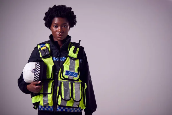 Studio Portrait Une Jeune Policière Sérieuse Dans Contexte Ordinaire — Photo