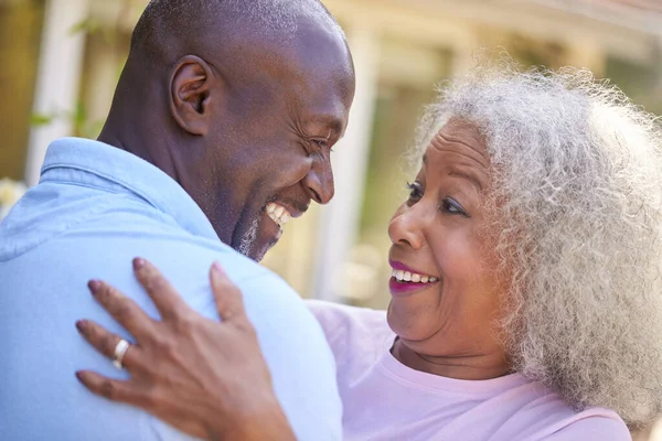 Amare Anziani Pensionati Coppia Abbracciare All Aperto Giardino Casa — Foto Stock