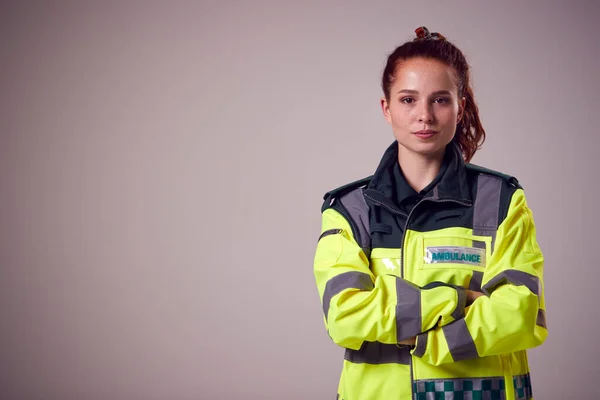 Studio Portrait Serious Young Female Paramedic Plain Background — Stock Photo, Image