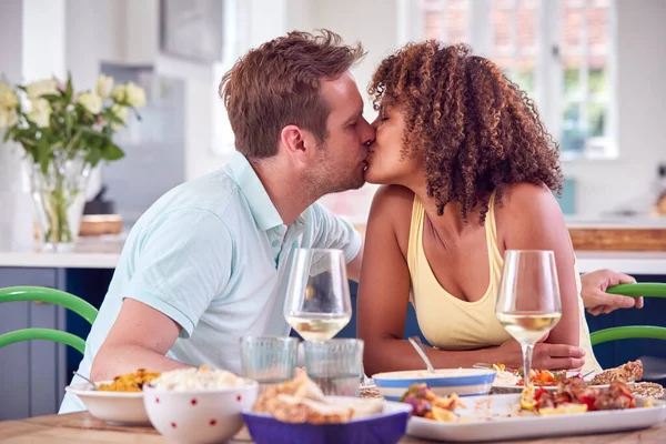 Besos Pareja Teniendo Romántica Comida Casa Noche Citas Juntos — Foto de Stock