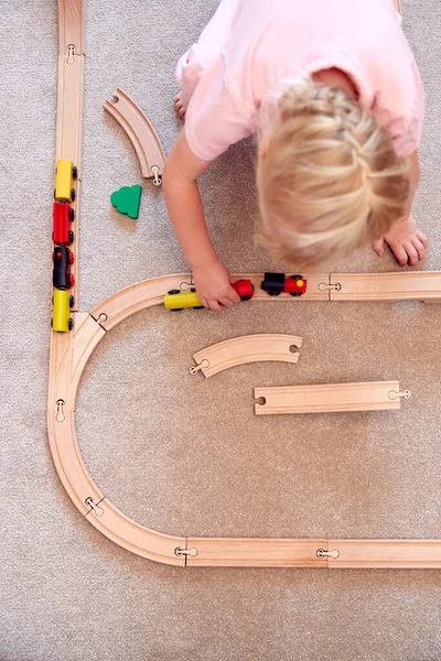 Overhead Shot Chica Joven Casa Jugando Con Madera Tren Conjunto —  Fotos de Stock