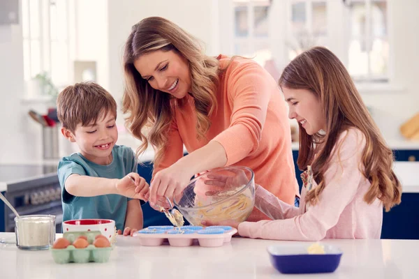 Madre Con Due Bambini Cucina Casa Divertirsi Cuocere Torte Insieme — Foto Stock