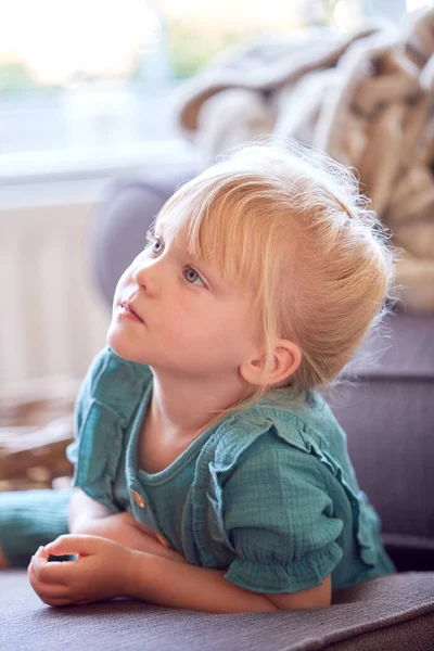 Sorrindo Menina Sentada Sofá Salão Casa Assistindo — Fotografia de Stock