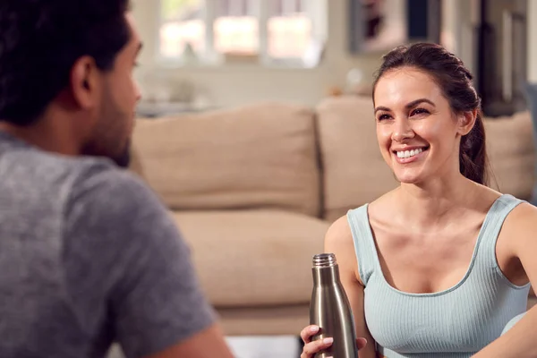 Frau Mit Männlichem Personal Trainer Trainiert Gemeinsam Hause — Stockfoto