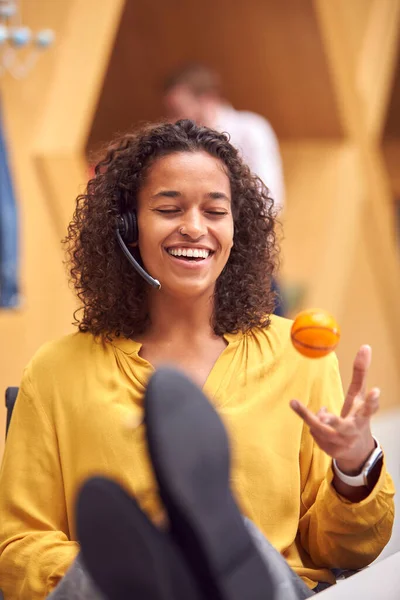 Mujer Negocios Con Auriculares Jugando Con Bola Estrés Hablando Con —  Fotos de Stock