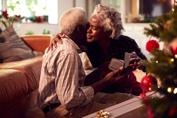 Loving Senior Couple Regalos Apertura Alrededor Del Árbol Navidad Casa — Foto de Stock