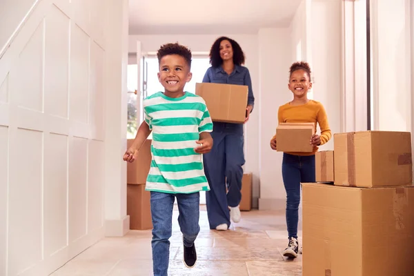 Crianças Ajudando Mãe Transportar Caixas Para Casa Nova Movimento Dia — Fotografia de Stock