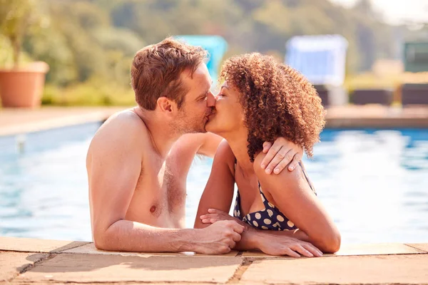 Casal Romântico Beijando Piscina Férias — Fotografia de Stock