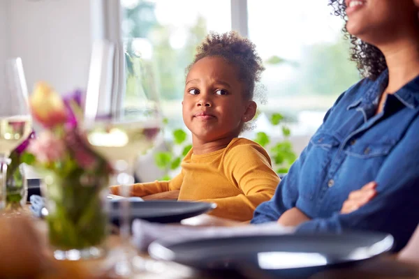 Anya Lánya Ülnek Asztalnál Várják Többgenerációs Családi Étkezést Otthon — Stock Fotó