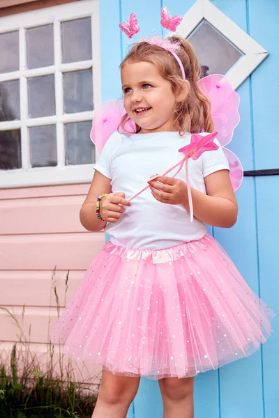 Menina Nova Vestindo Trajes Fadas Brincando Livre Jardim Por Playhouse — Fotografia de Stock