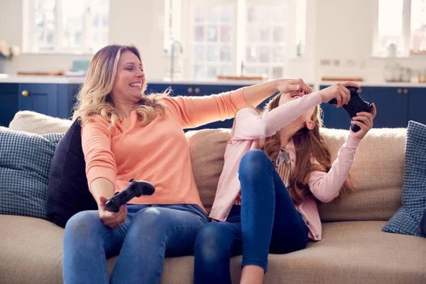 Madre Tradire Come Lei Figlia Avere Divertimento Seduta Divano Casa — Foto Stock