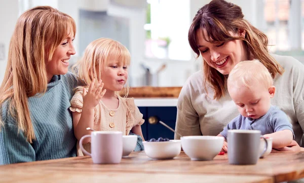 Two Mothers Young Children Sitting Table Play Date Fruit Snacks — Stock Photo, Image