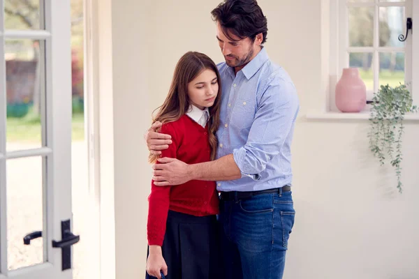 Far Ger Stöd Till Tonårsdotter Enhetlig Form Efter Dålig Dag — Stockfoto