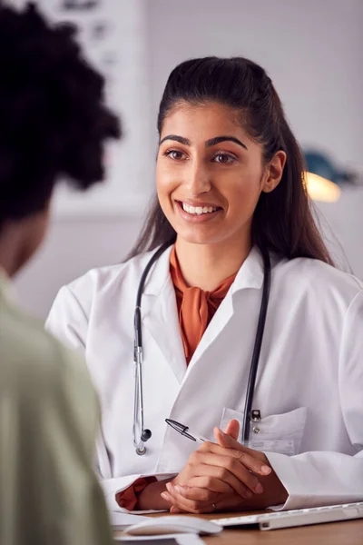 Médico Feminino Casaco Branco Tendo Reunião Com Paciente Mulher Escritório — Fotografia de Stock