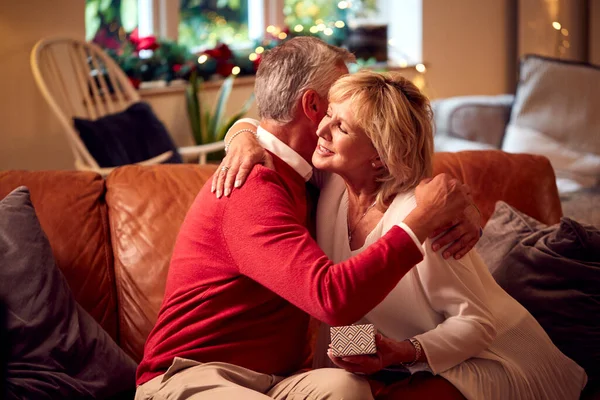 Loving Senior Couple Opening Gifts Rond Kerstboom Thuis — Stockfoto