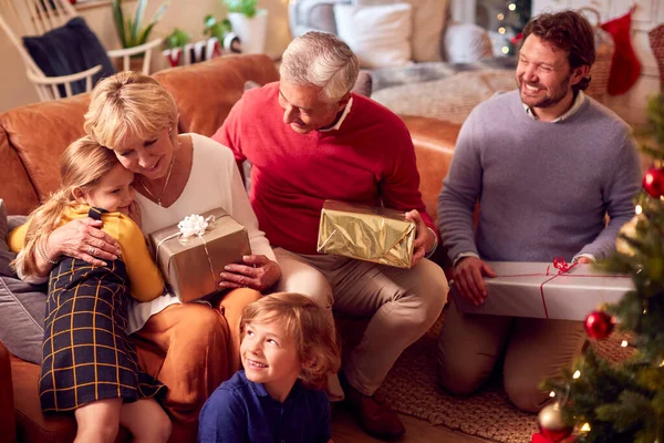 Multi Geração Família Trocando Abrindo Presentes Torno Árvore Natal Casa — Fotografia de Stock