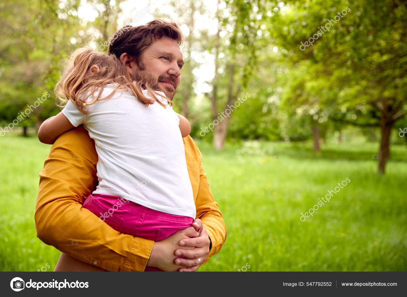 Padre Amoroso Acurrucado Hija Joven Cansada Mientras Caminan Juntos Por:  fotografía de stock © monkeybusiness #547792552 | Depositphotos