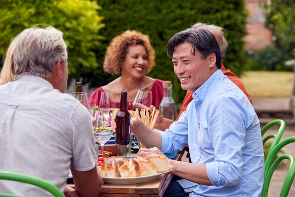 Grupo Amigos Maduros Hablando Alrededor Mesa Cena Verano Jardín Casa — Foto de Stock