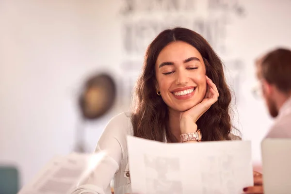 Groep Van Vrouwelijke Collega Uit Het Bedrijfsleven Hebben Informele Bijeenkomst — Stockfoto