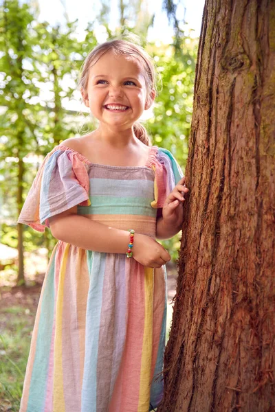 Glimlachend Jong Meisje Spelen Verbergen Zoeken Achter Boom Tuin — Stockfoto