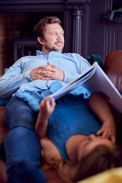 Vater Und Tochter Liegen Hause Auf Sofa Als Mädchen Buch — Stockfoto