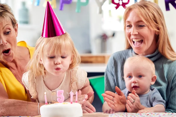 Nagymama Anyával Unokákkal Ünnepel Ötödik Születésnapi Partival Otthon — Stock Fotó