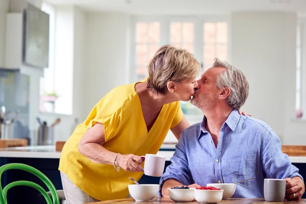 Liebendes Rentnerpaar Sitzt Hause Tisch Und Frühstückt Gemeinsam Gesund — Stockfoto
