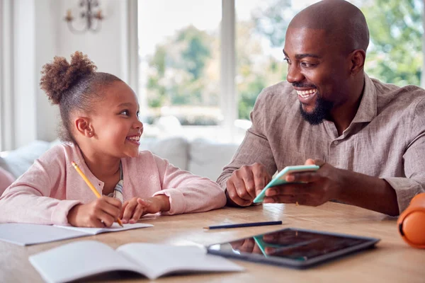 Père Aidant Fille Avec École Domicile Assis Table Avec Tablette — Photo