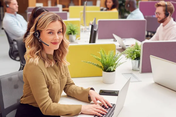 Porträtt Affärskvinna Bär Telefon Headset Prata Med Ringer Upptagen Kundtjänst — Stockfoto