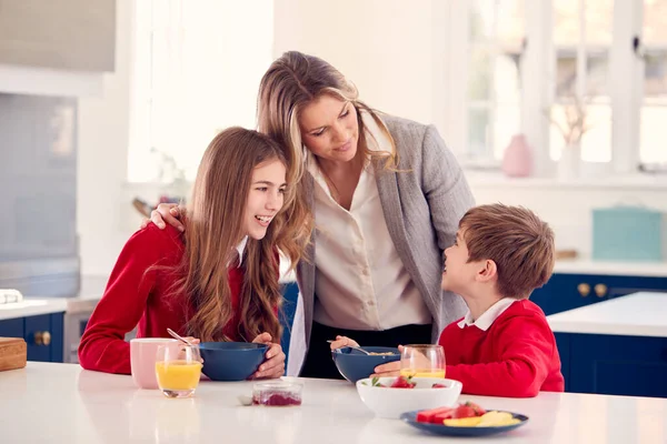 Madre Vistiendo Traje Negocios Desayunando Con Niños Uniforme Escolar Antes —  Fotos de Stock