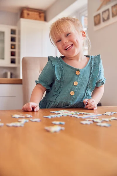 Portrait Jeune Fille Amusant Assis Table Maison Faisant Puzzle — Photo