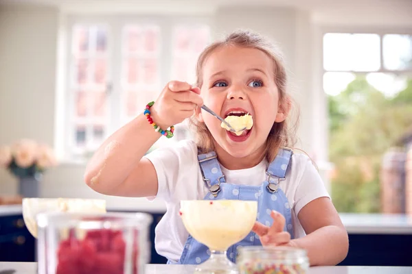 Молодая Девушка Кухне Ест Десерт Мороженым Ложкой — стоковое фото