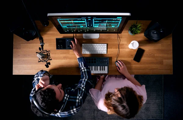 Vista Aérea Músicos Masculinos Femeninos Puesto Trabajo Con Teclado Micrófono —  Fotos de Stock