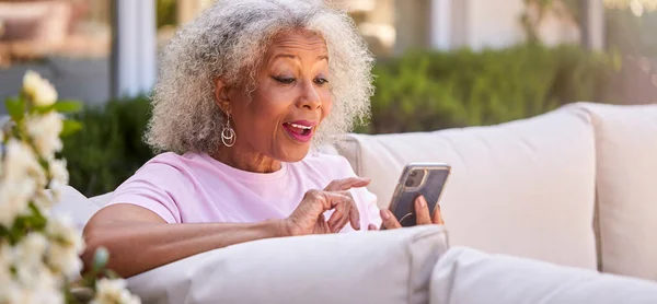 Seniorin Sitzt Hause Draußen Garten Und Telefoniert Mit Dem Handy — Stockfoto
