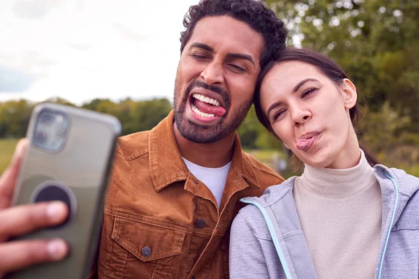 Paar Lopen Het Platteland Trekken Grappige Gezichten Als Selfie Mobiele — Stockfoto