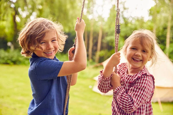 Portret Van Twee Kinderen Spelen Schommel Tuin Thuis — Stockfoto